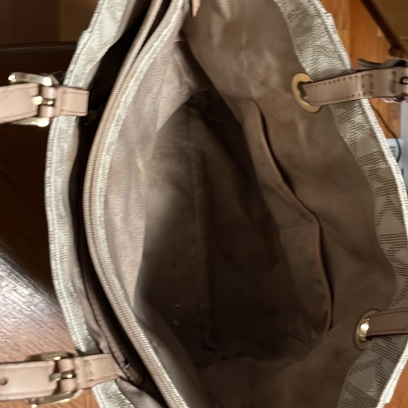 Michael Kors tote bag/purse with makeup/accessory pouch. - Picture 4 of 7